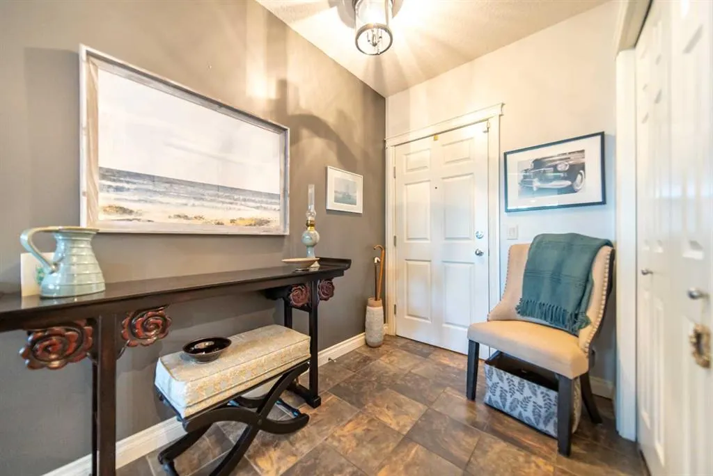 4 Hemlock Crescent SW, #205
