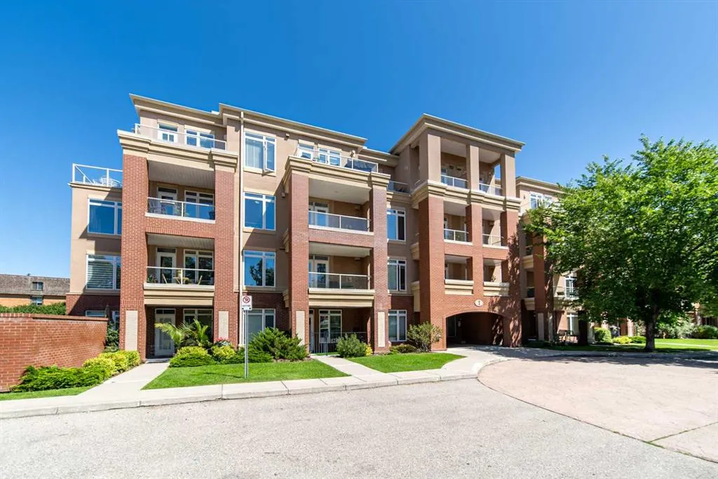 4 Hemlock Crescent SW, #205