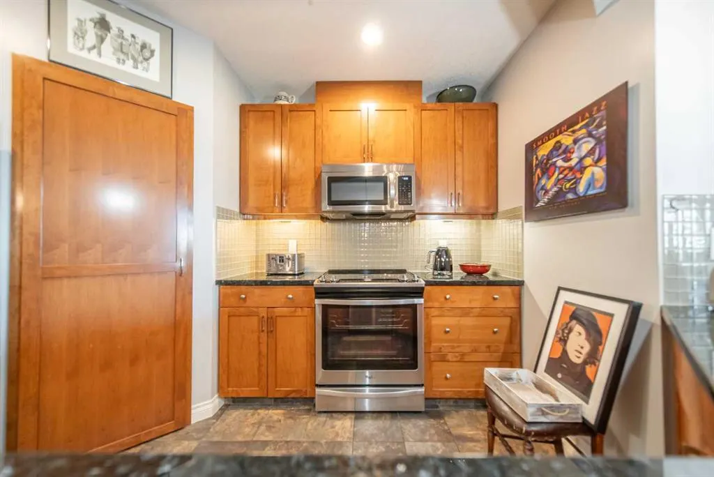 4 Hemlock Crescent SW, #205
