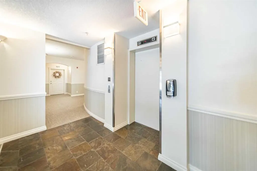 4 Hemlock Crescent SW, #205