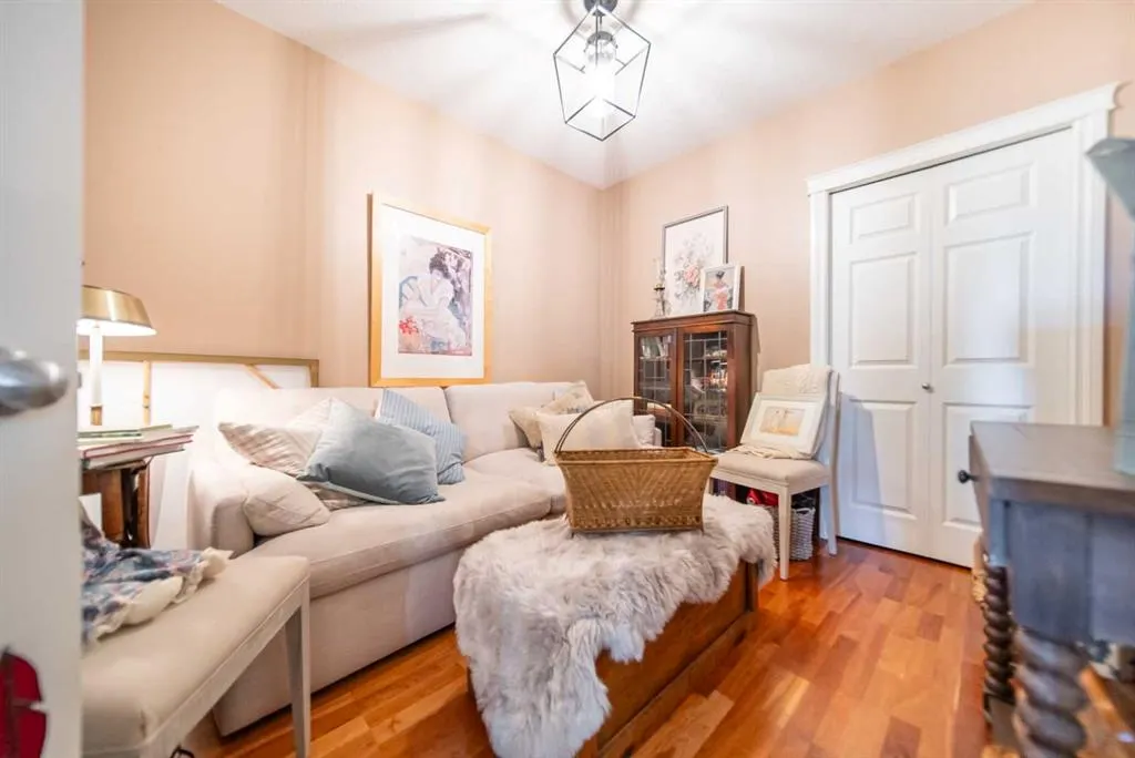 4 Hemlock Crescent SW, #205
