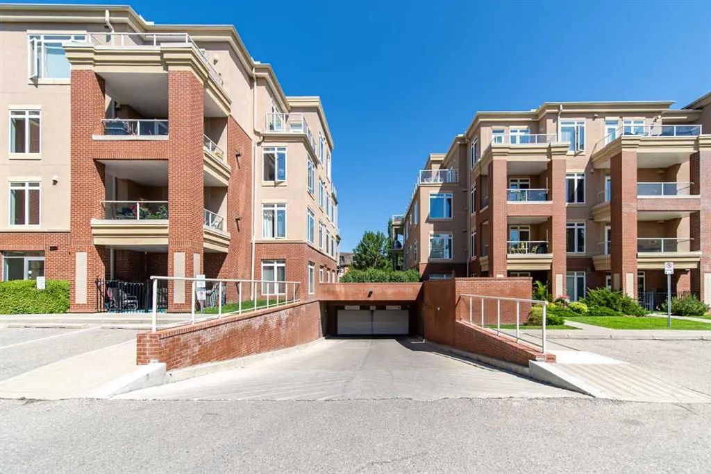 4 Hemlock Crescent SW, #205
