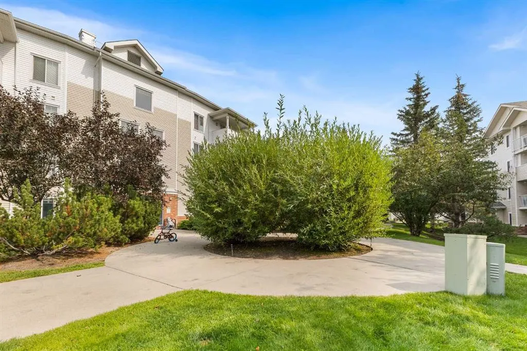 9 Country Village Bay NE, #107