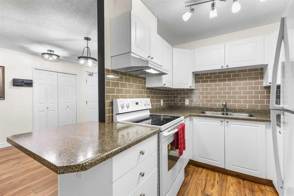 9 Country Village Bay NE, #107