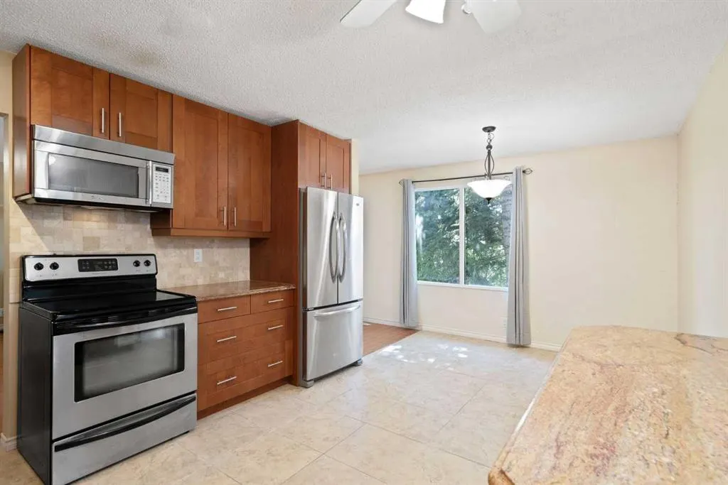 84 Maranda Close NE