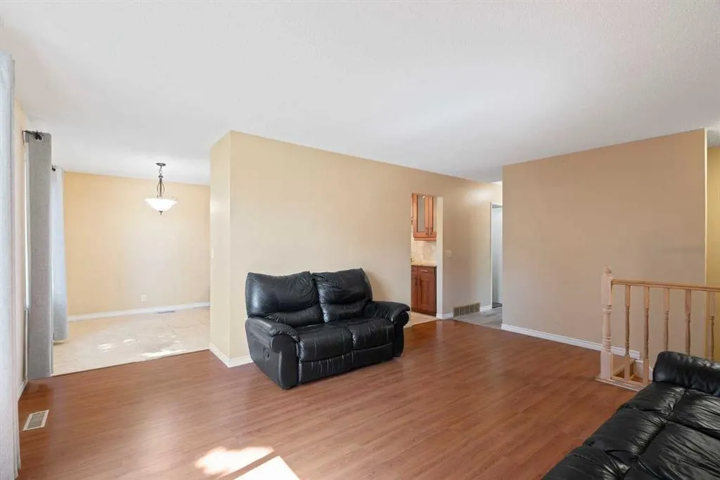 84 Maranda Close NE