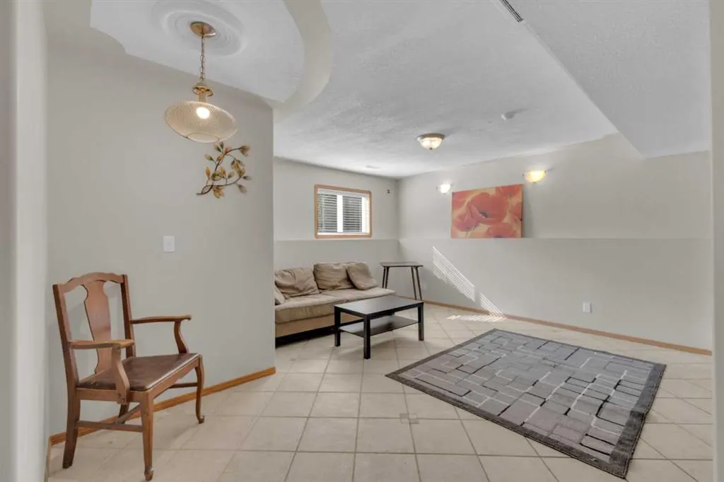 77 Duval Crescent