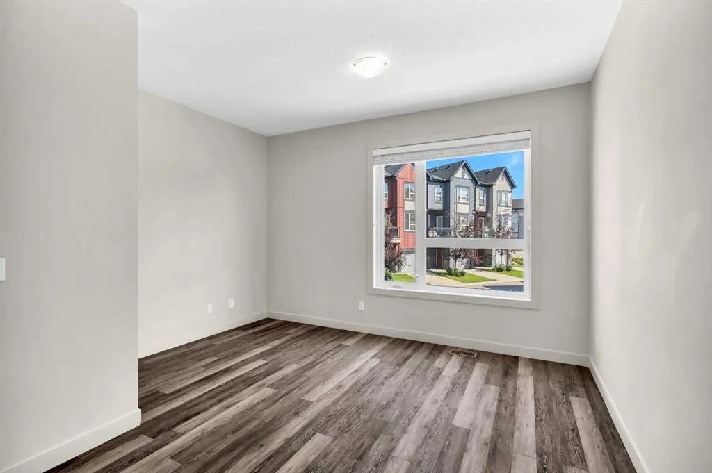 11 Evanscrest Mews NW, #208
