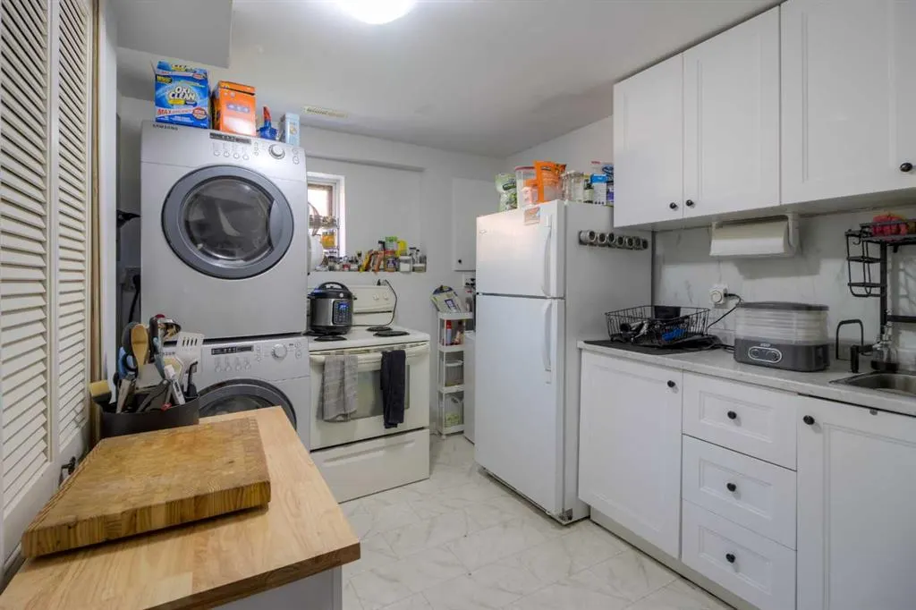 7 Cayuga Place W