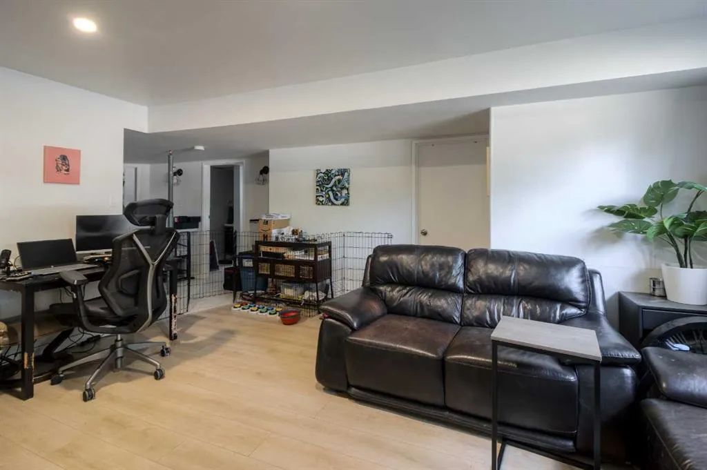 7 Cayuga Place W
