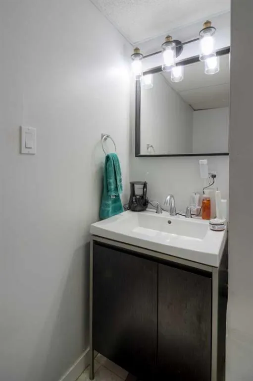 7 Cayuga Place W