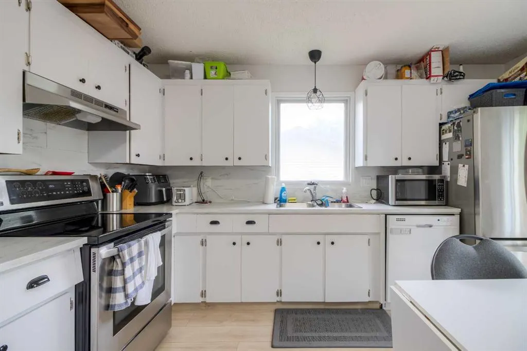 7 Cayuga Place W