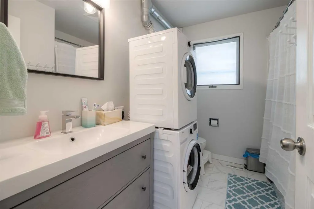 7 Cayuga Place W