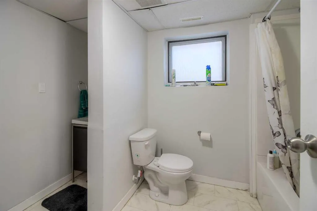 7 Cayuga Place W