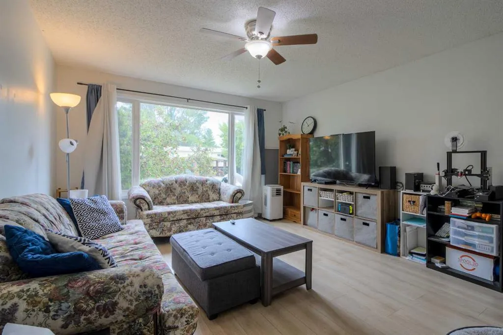 7 Cayuga Place W