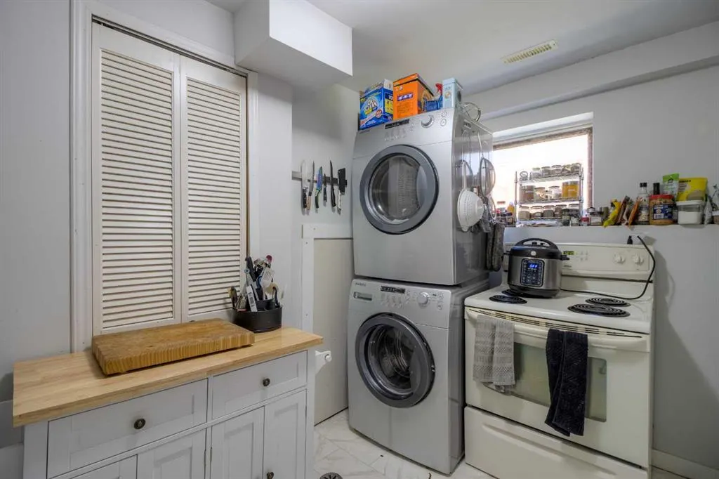 7 Cayuga Place W