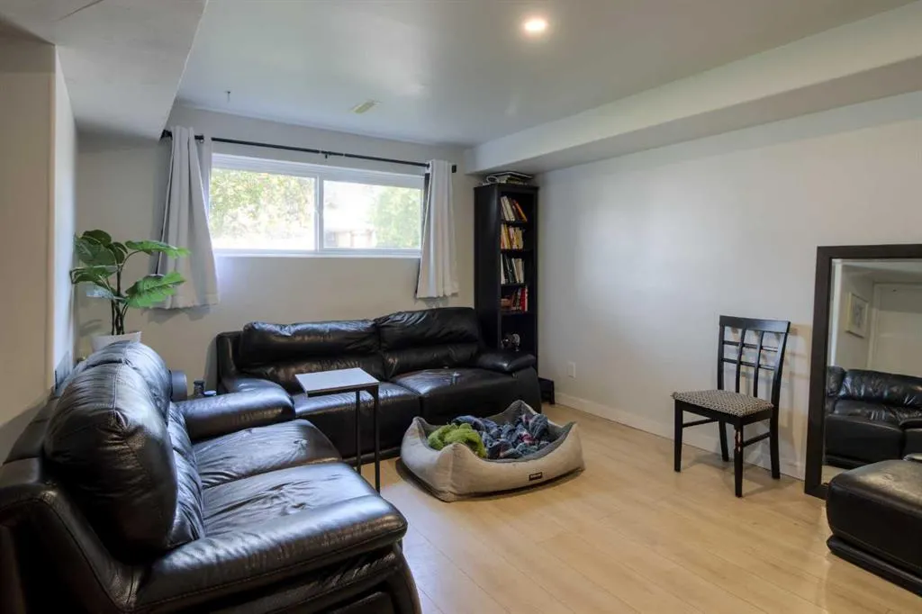 7 Cayuga Place W