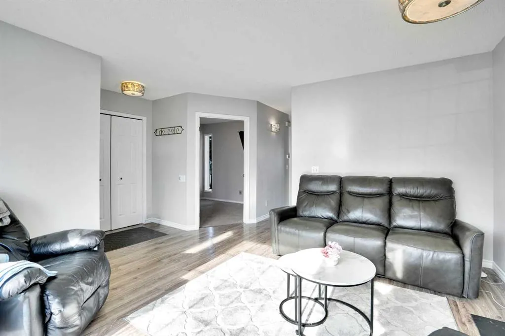 8 Woodside Circle NW