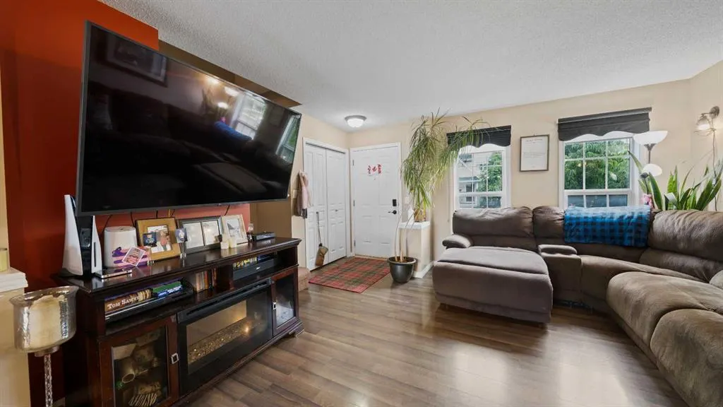 221 Elgin Place SE