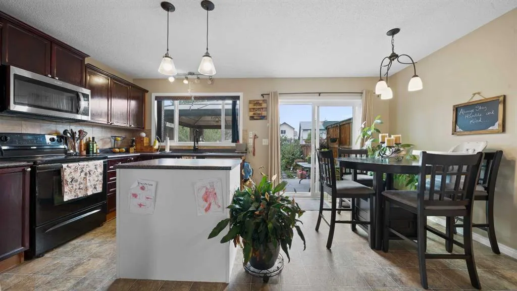 221 Elgin Place SE