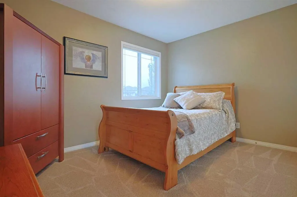 242 Royal Birkdale Crescent NW