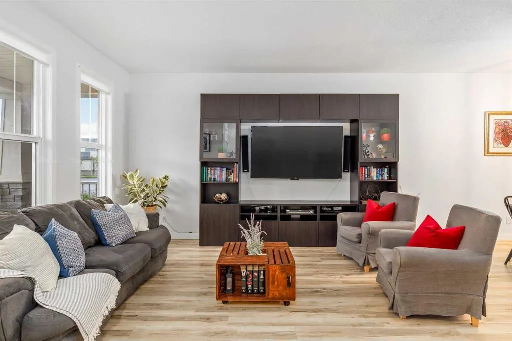 350 Masters Row SE