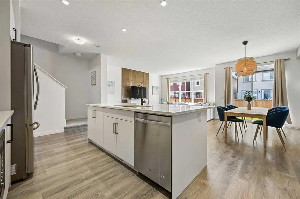 244 Masters Crescent SE