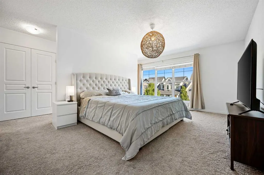 244 Masters Crescent SE