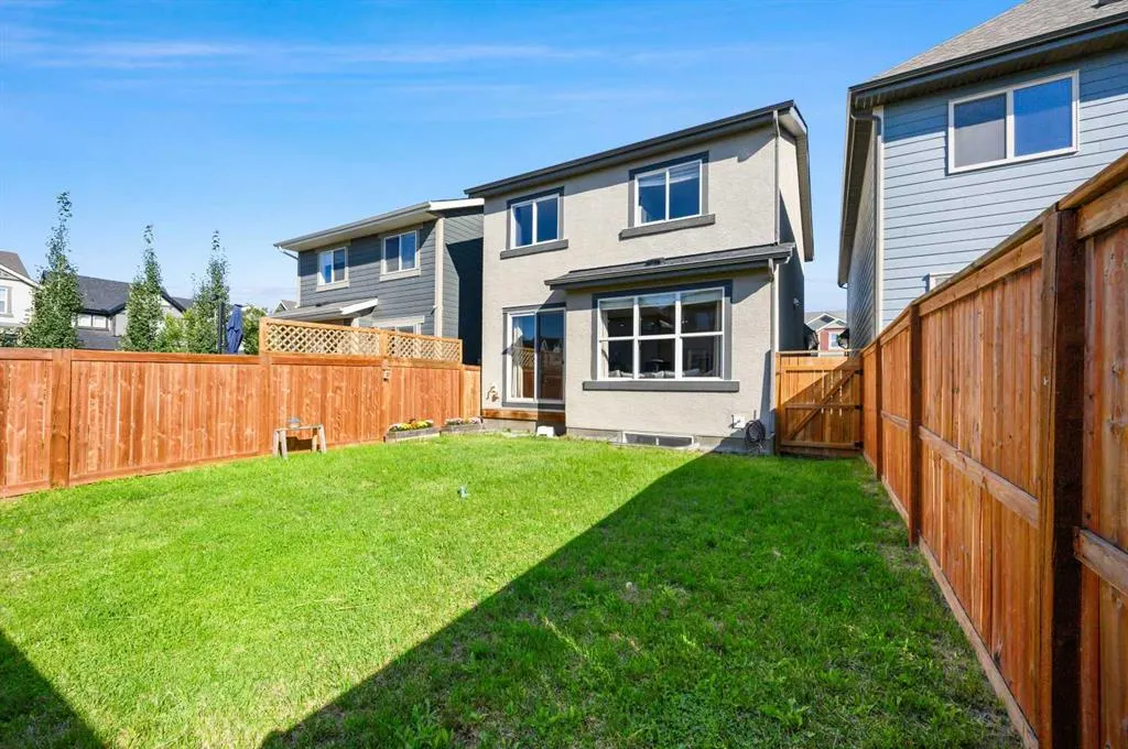 244 Masters Crescent SE
