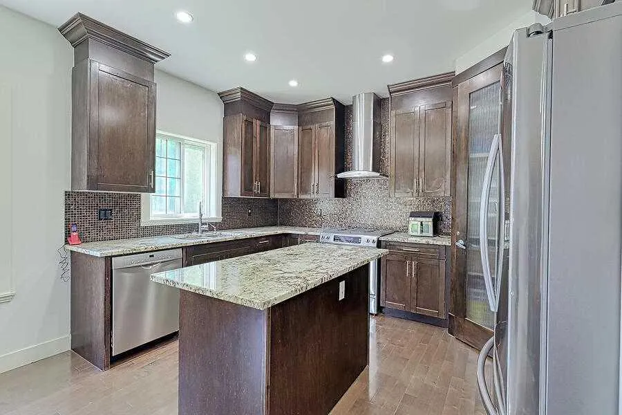 16 Rockcliff Point NW