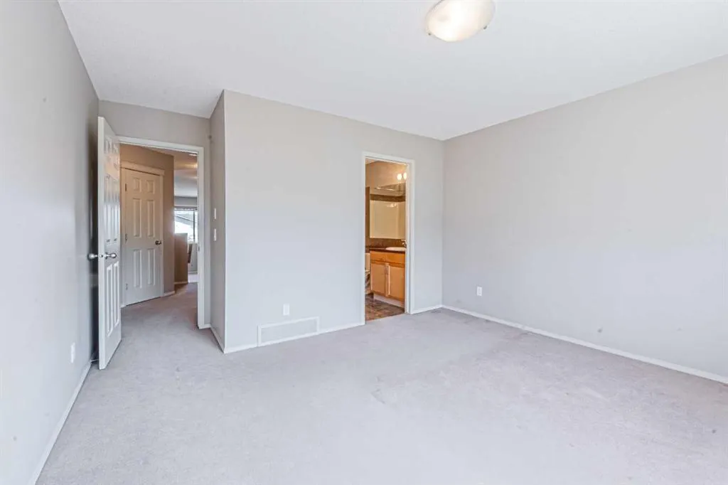 280 Panora Close NW