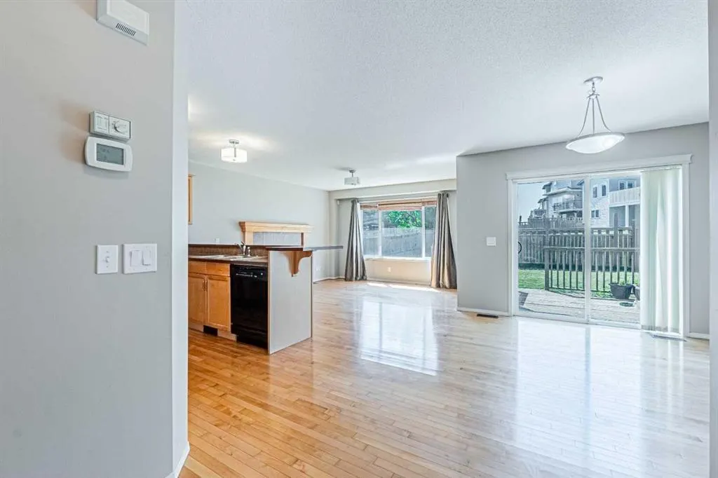 280 Panora Close NW