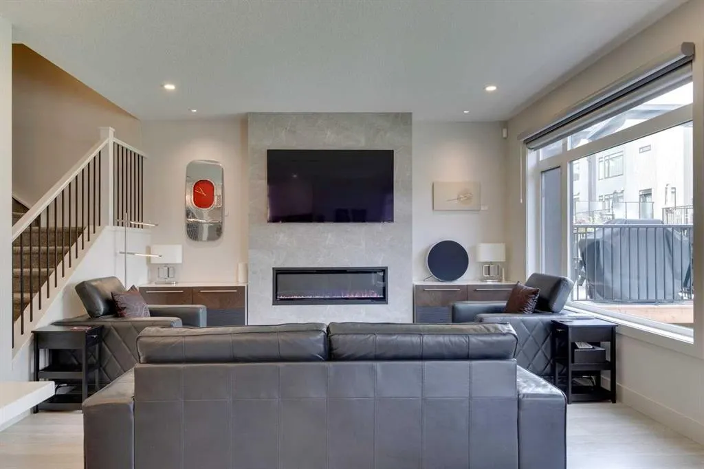 275 Royal Elm Road NW