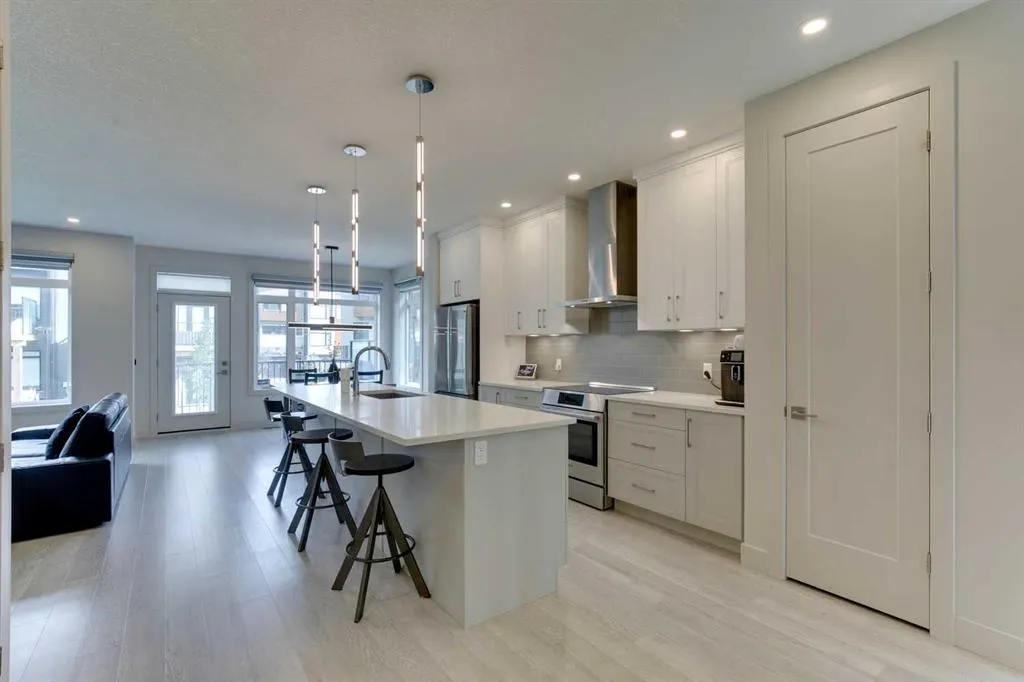 275 Royal Elm Road NW