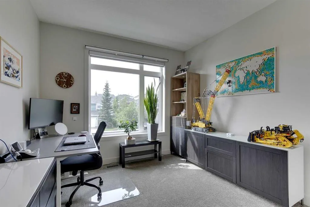 275 Royal Elm Road NW