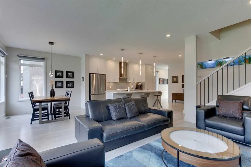 275 Royal Elm Road NW