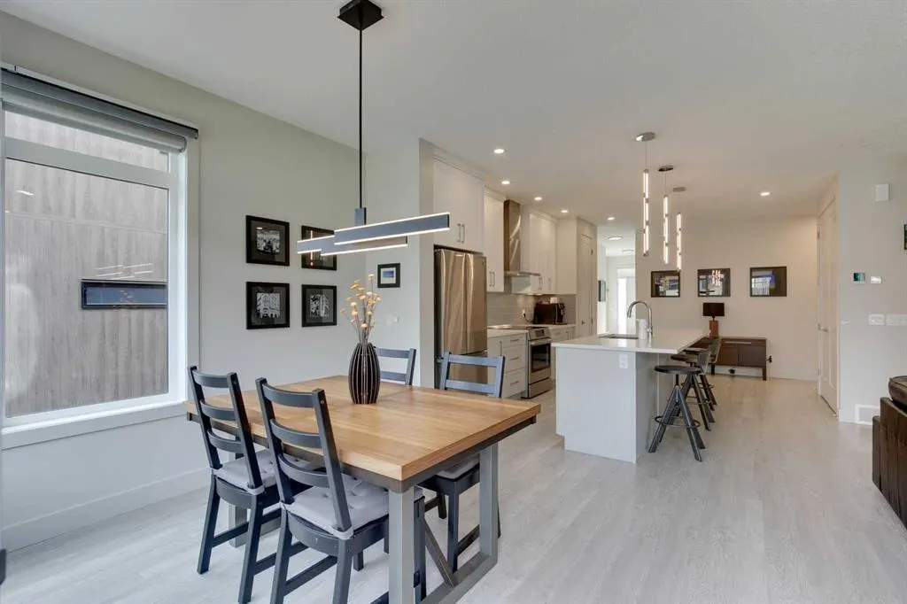 275 Royal Elm Road NW