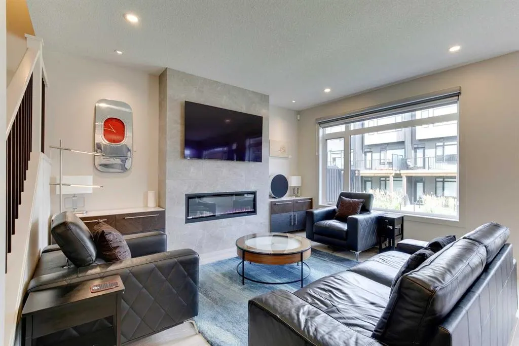 275 Royal Elm Road NW