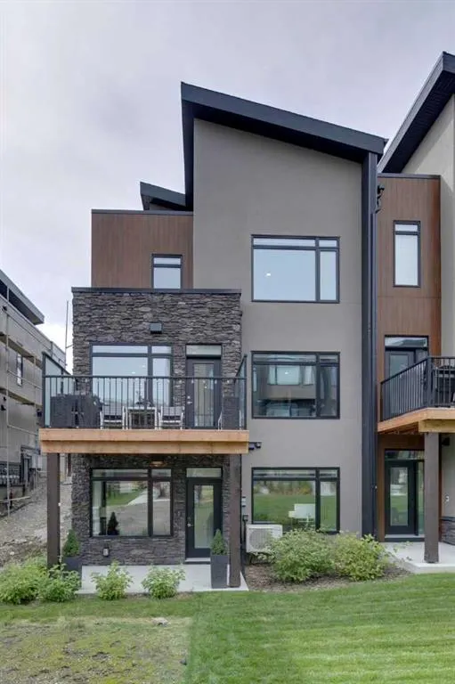 275 Royal Elm Road NW