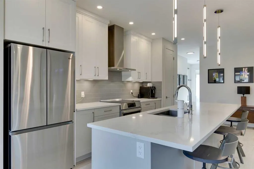 275 Royal Elm Road NW