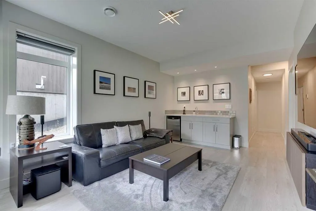 275 Royal Elm Road NW