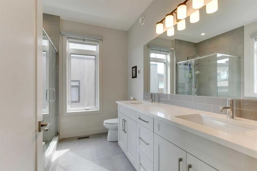275 Royal Elm Road NW