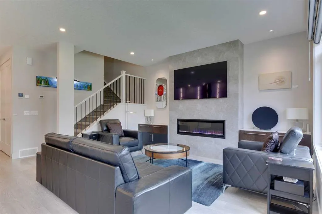 275 Royal Elm Road NW