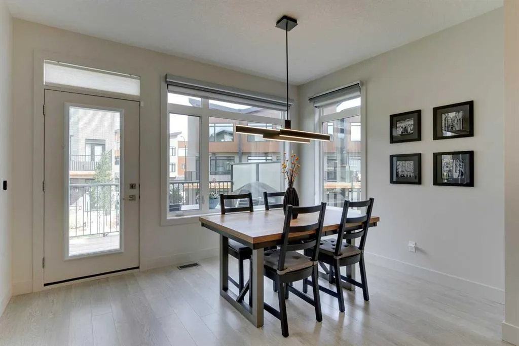 275 Royal Elm Road NW