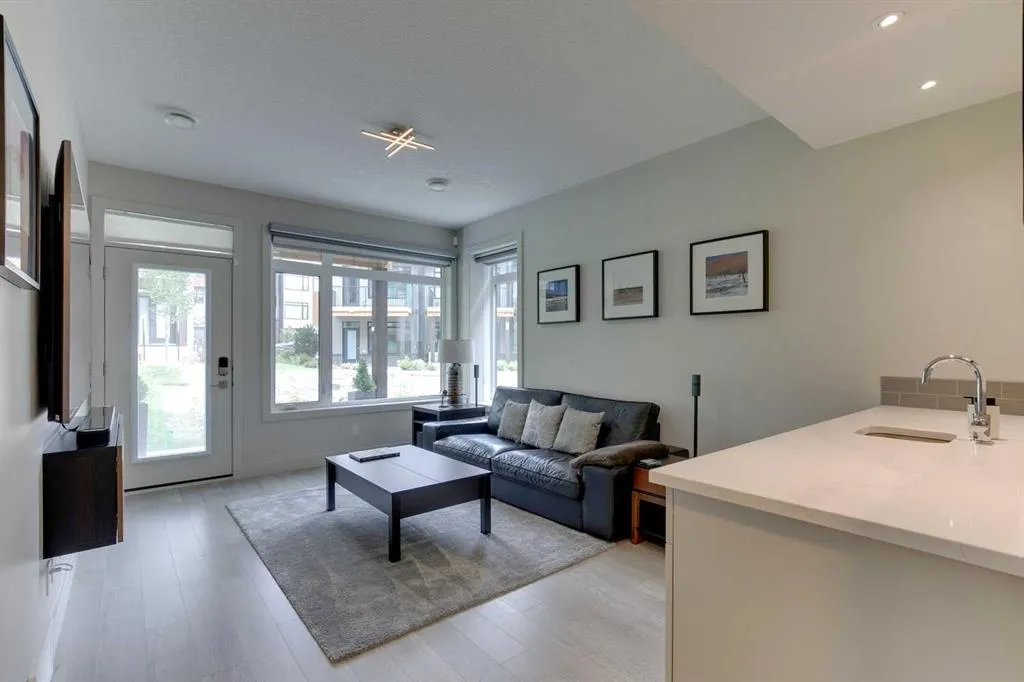 275 Royal Elm Road NW