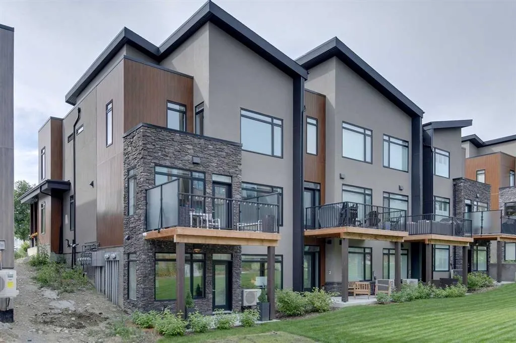275 Royal Elm Road NW
