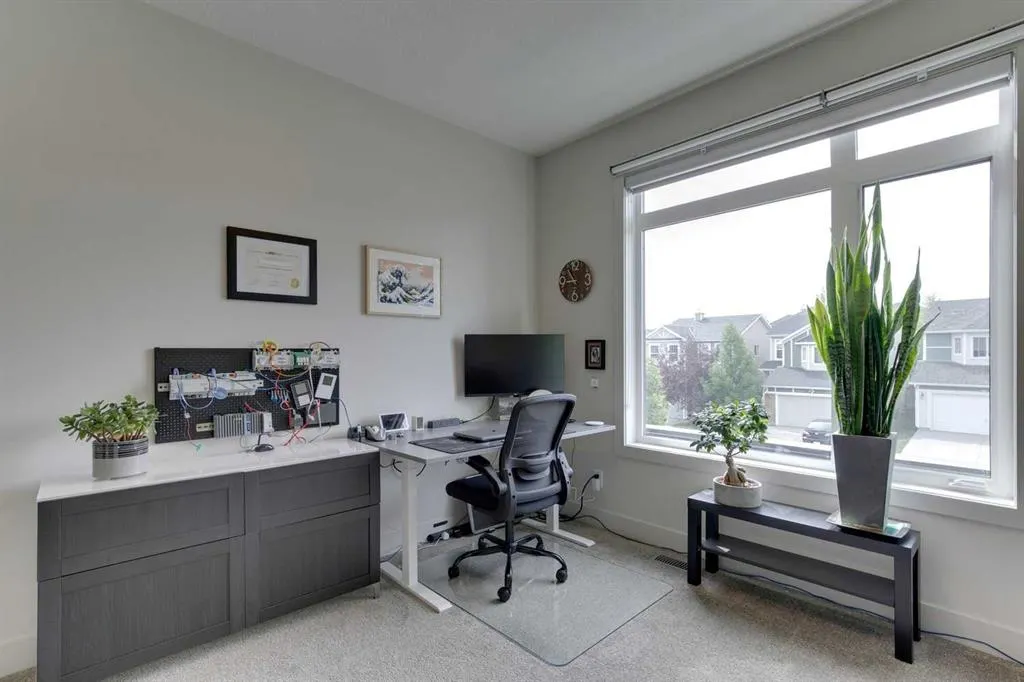 275 Royal Elm Road NW