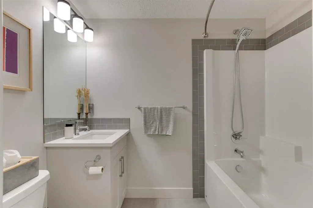275 Royal Elm Road NW