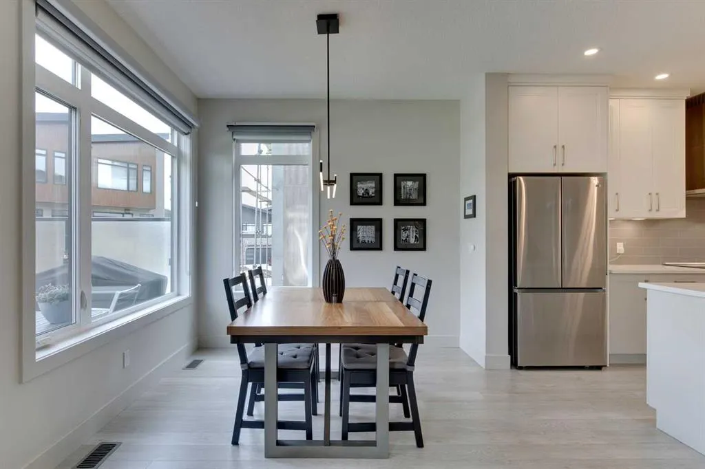 275 Royal Elm Road NW