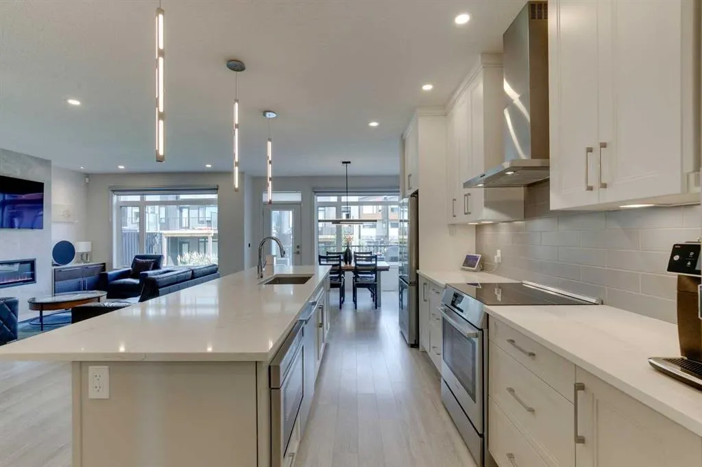 275 Royal Elm Road NW